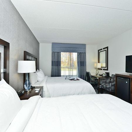 Hampton Inn & Suites Greensboro/Coliseum Area Buitenkant foto