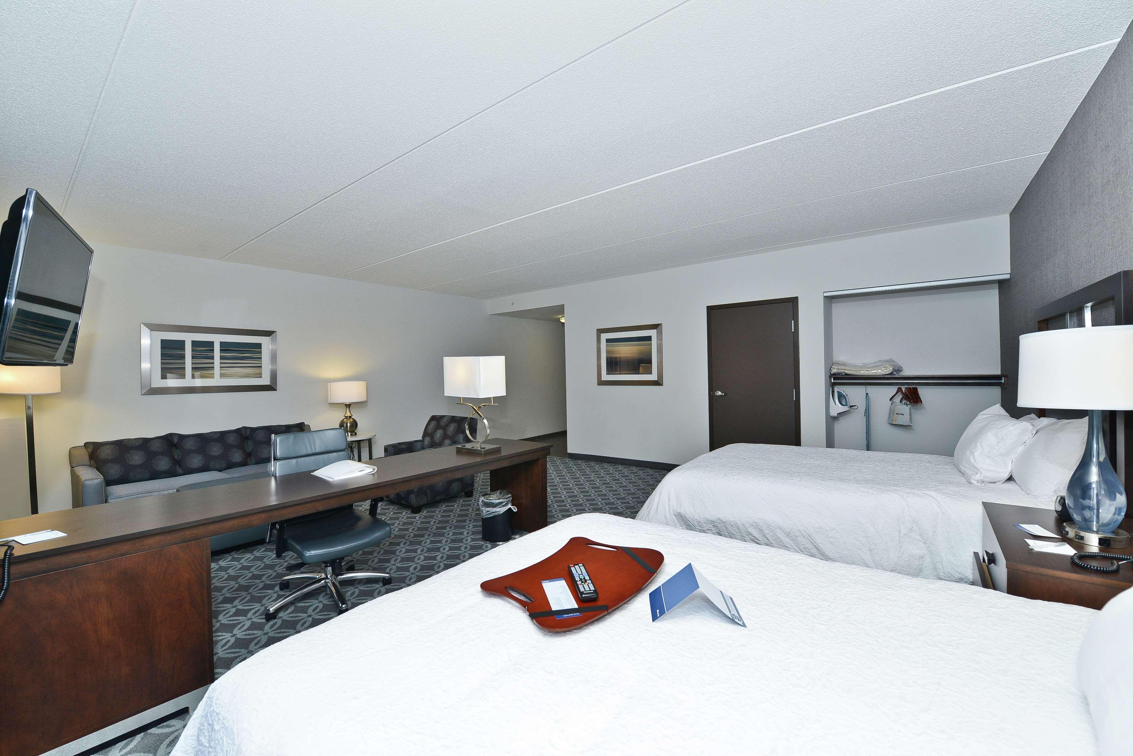 Hampton Inn & Suites Greensboro/Coliseum Area Buitenkant foto