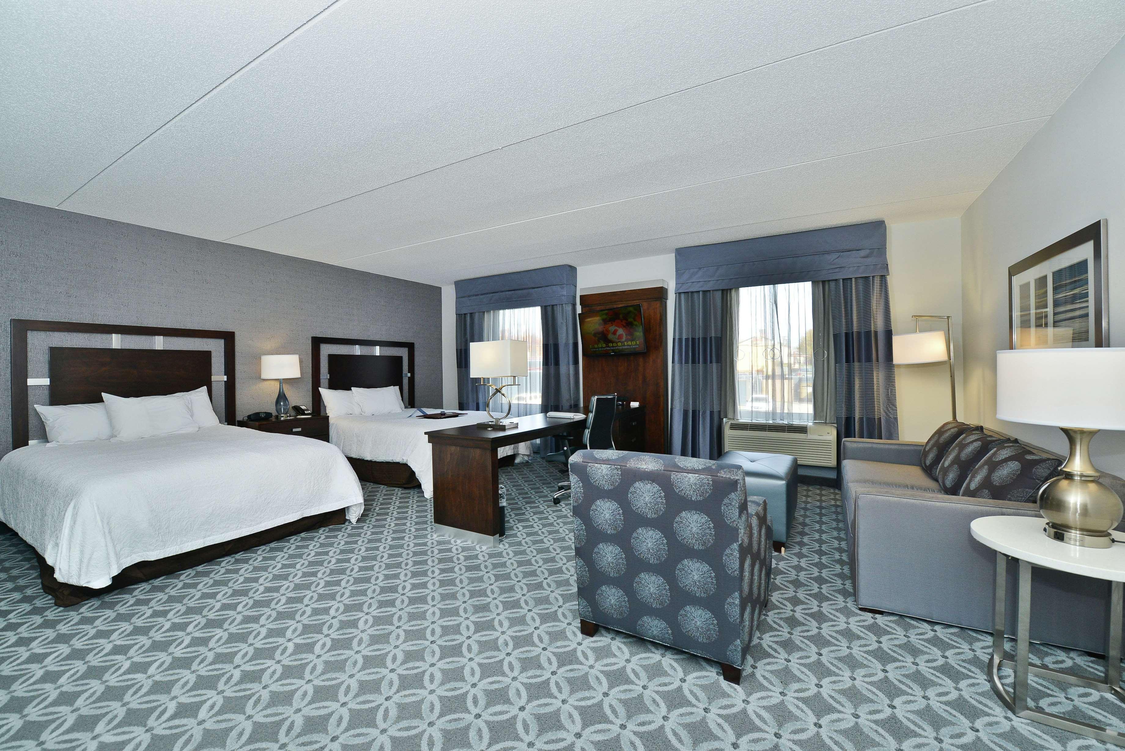 Hampton Inn & Suites Greensboro/Coliseum Area Buitenkant foto