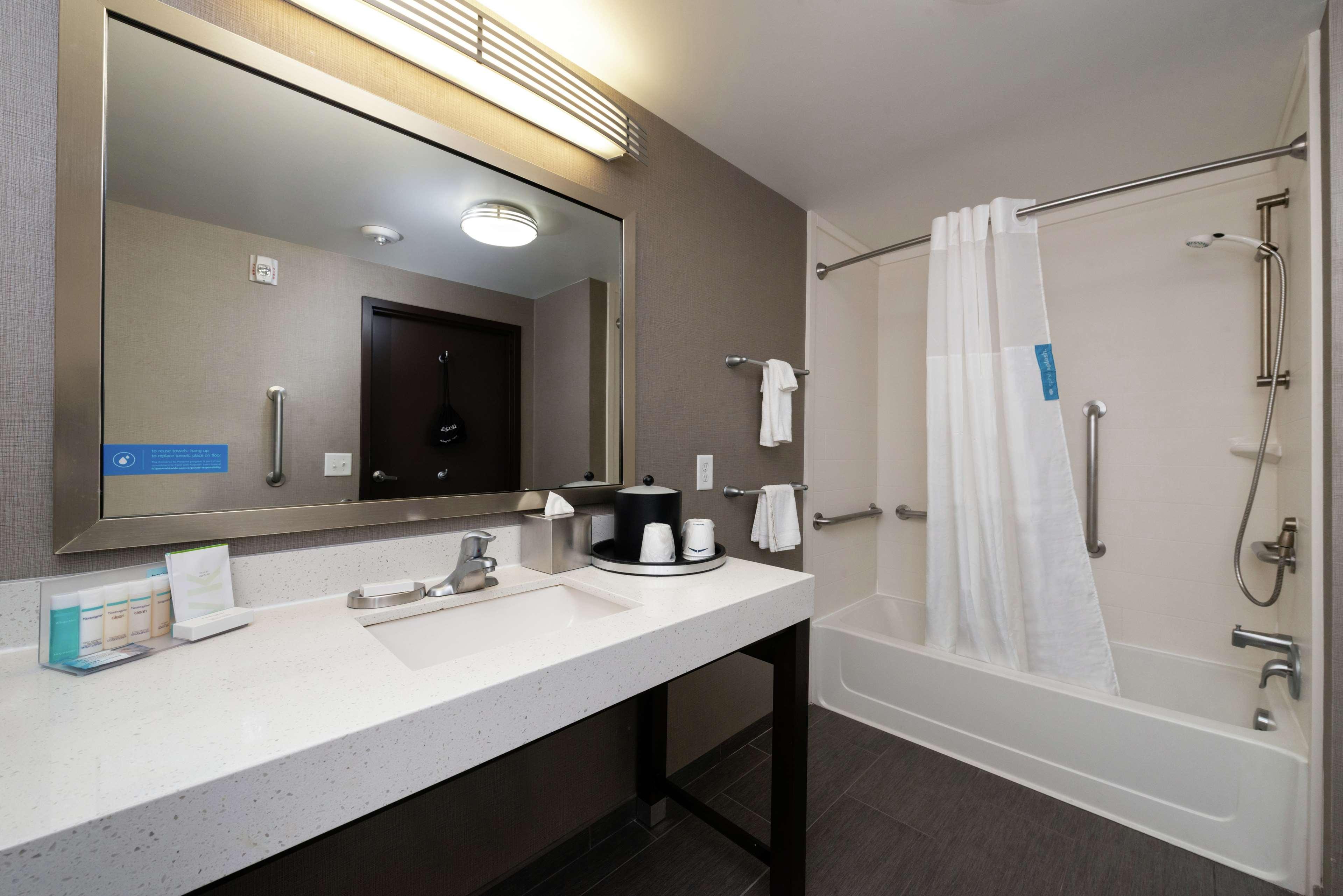 Hampton Inn & Suites Greensboro/Coliseum Area Buitenkant foto