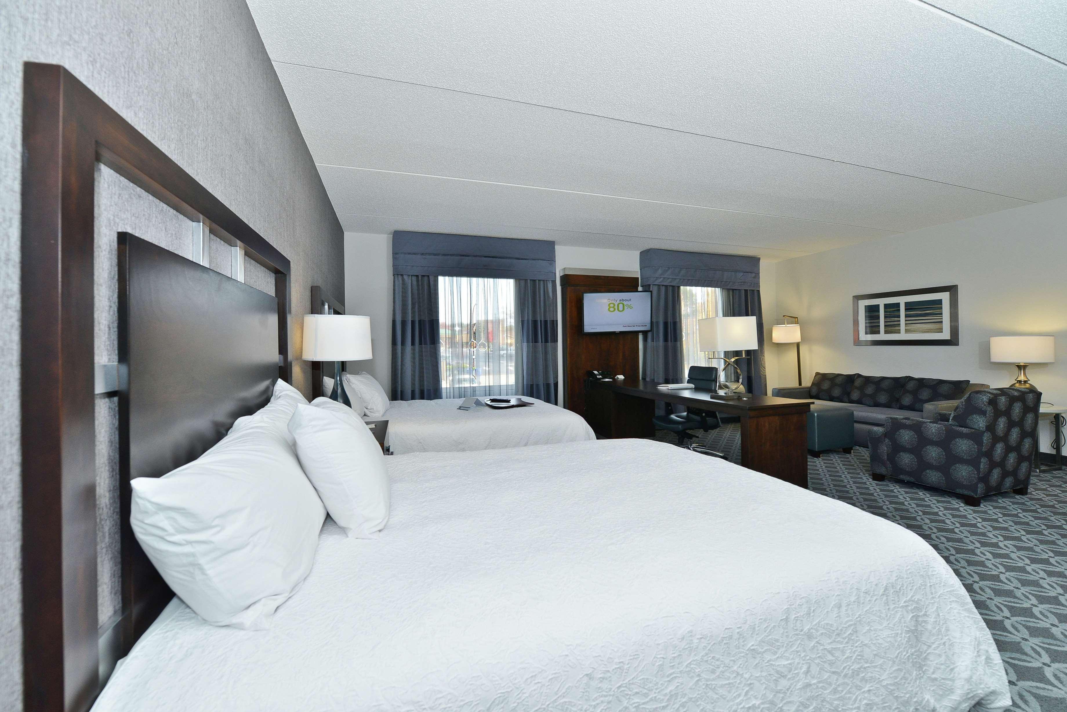 Hampton Inn & Suites Greensboro/Coliseum Area Buitenkant foto