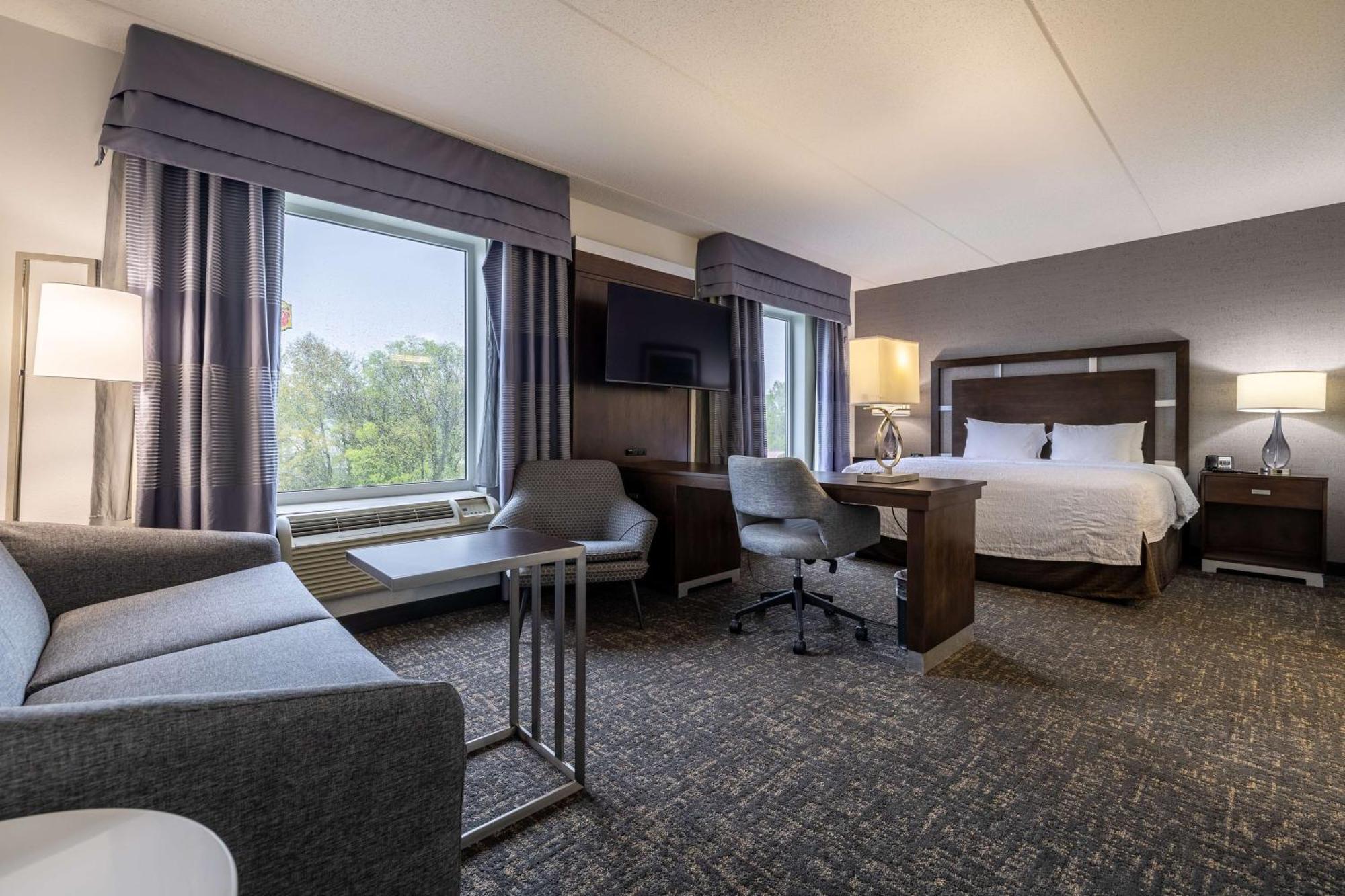 Hampton Inn & Suites Greensboro/Coliseum Area Buitenkant foto