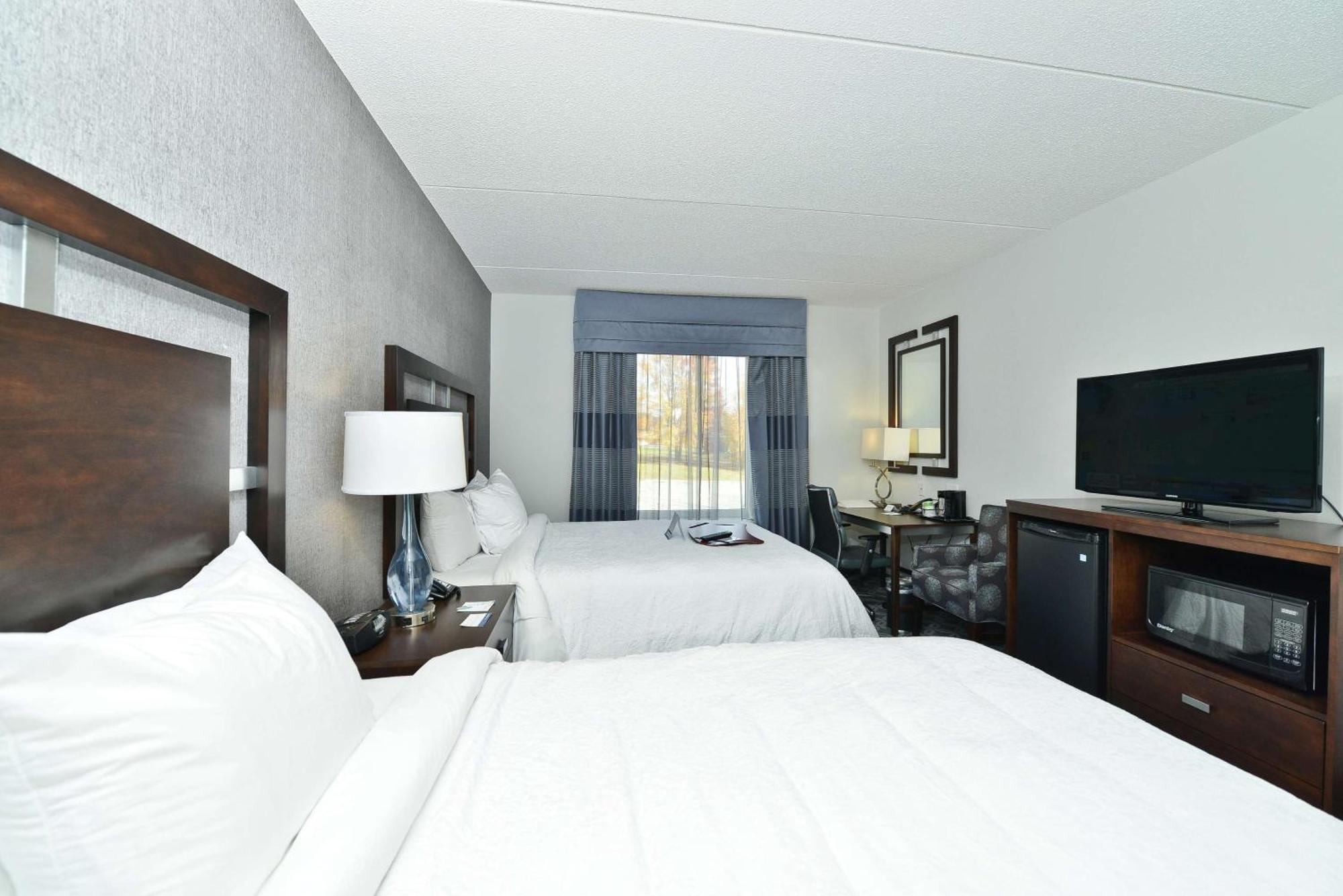 Hampton Inn & Suites Greensboro/Coliseum Area Buitenkant foto