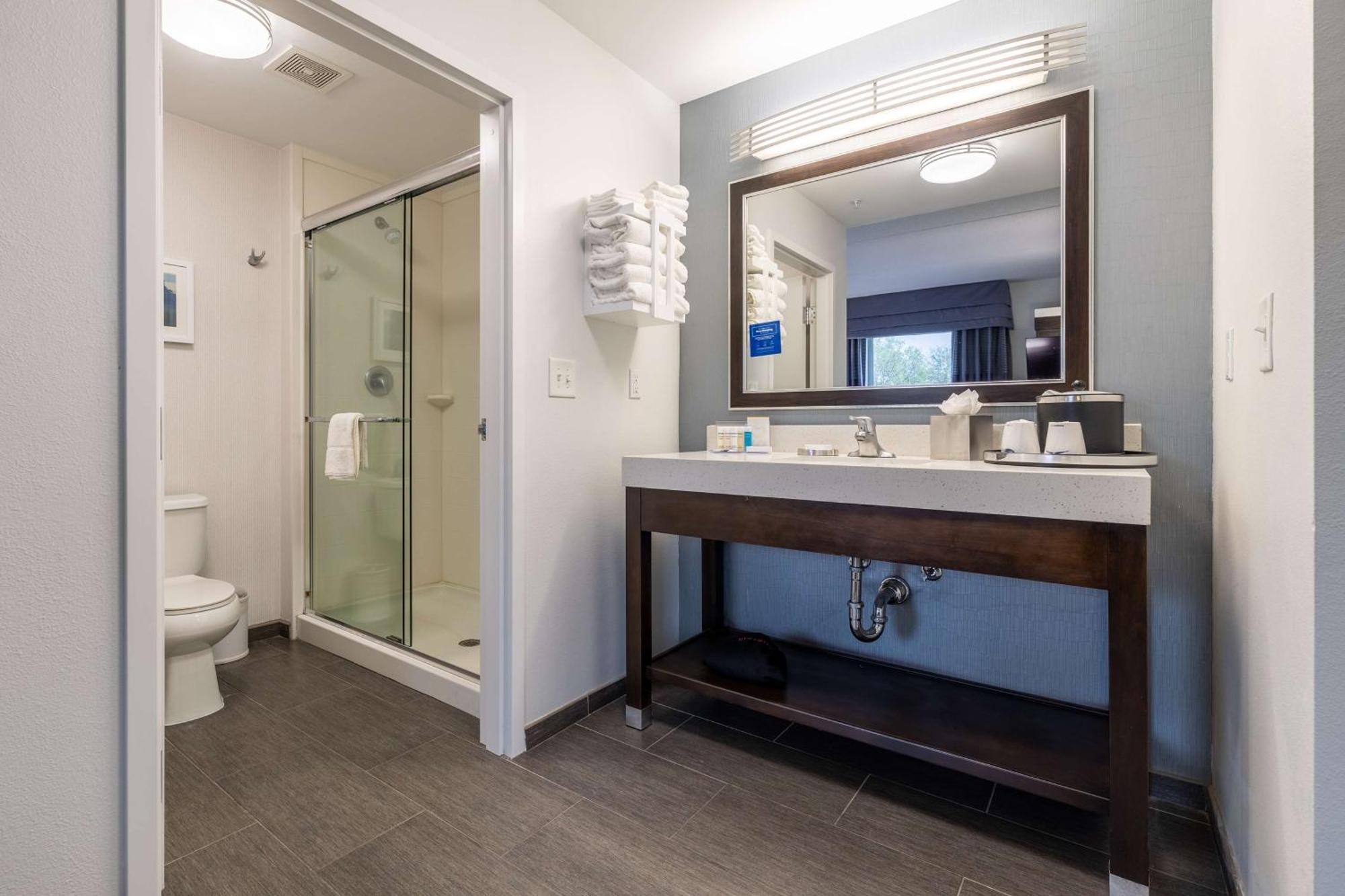 Hampton Inn & Suites Greensboro/Coliseum Area Buitenkant foto