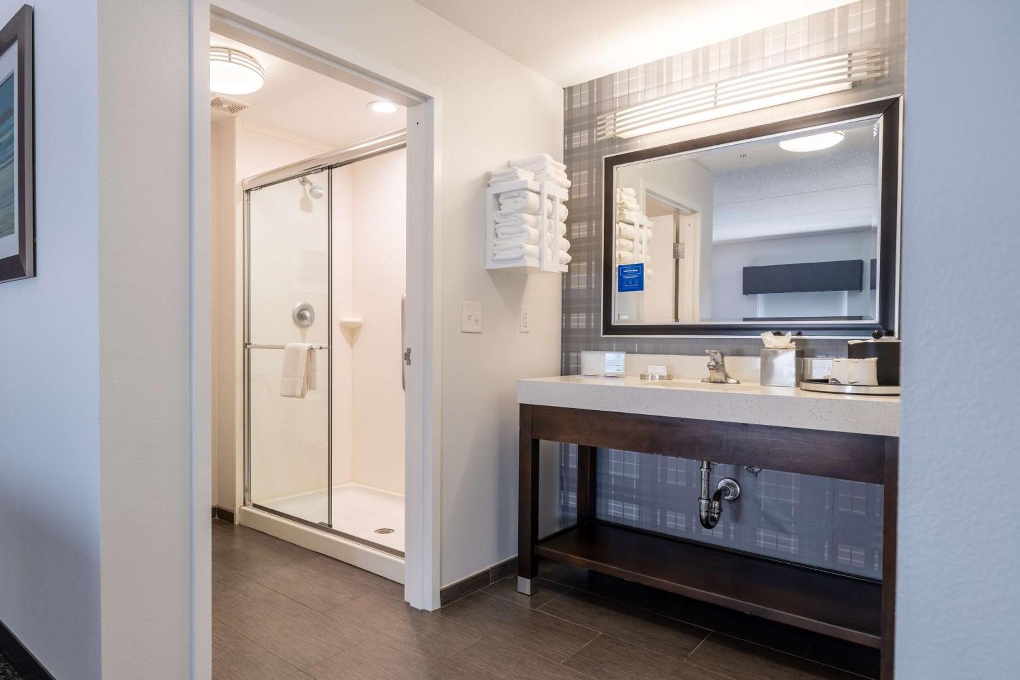 Hampton Inn & Suites Greensboro/Coliseum Area Buitenkant foto