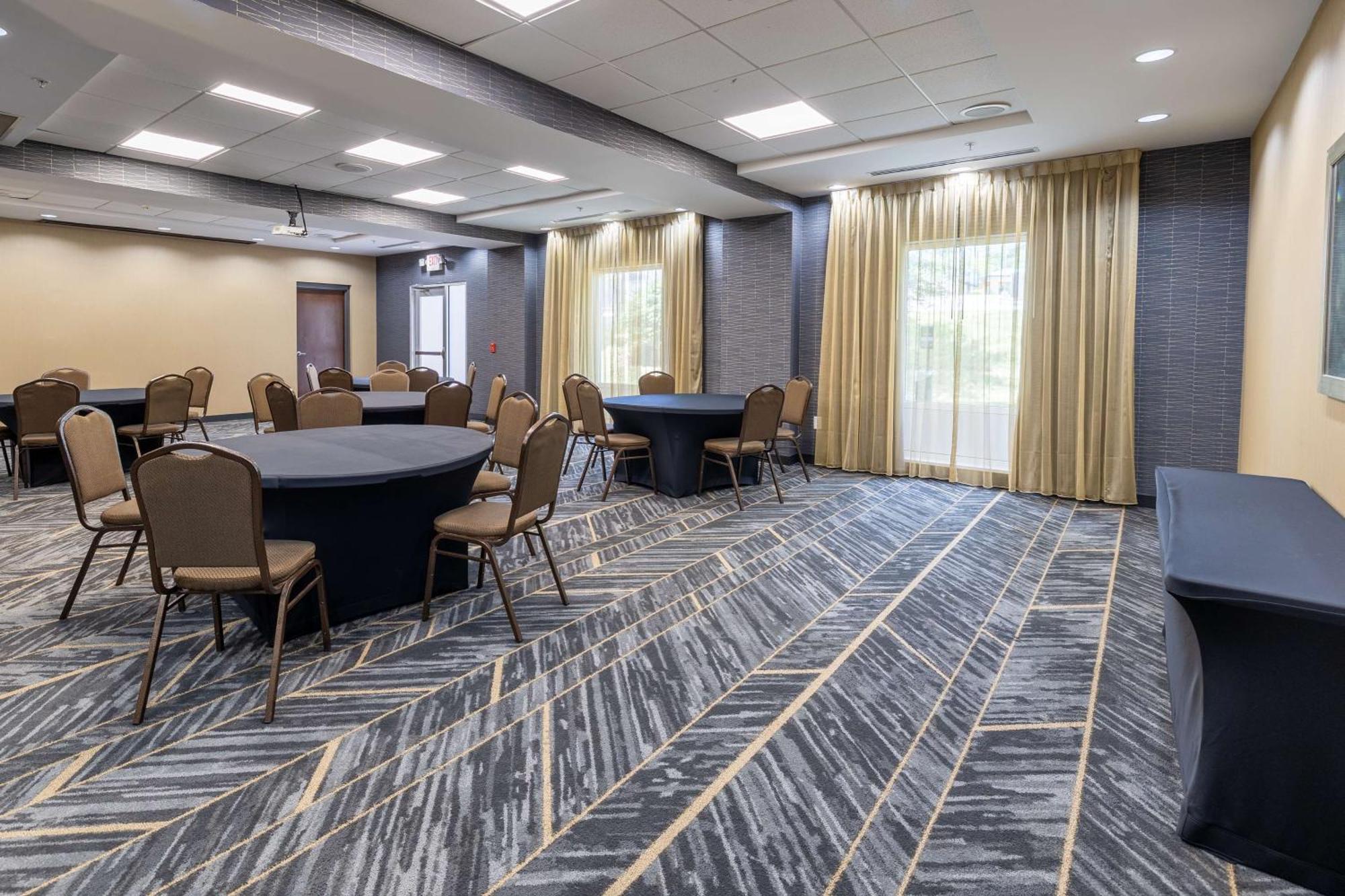 Hampton Inn & Suites Greensboro/Coliseum Area Buitenkant foto