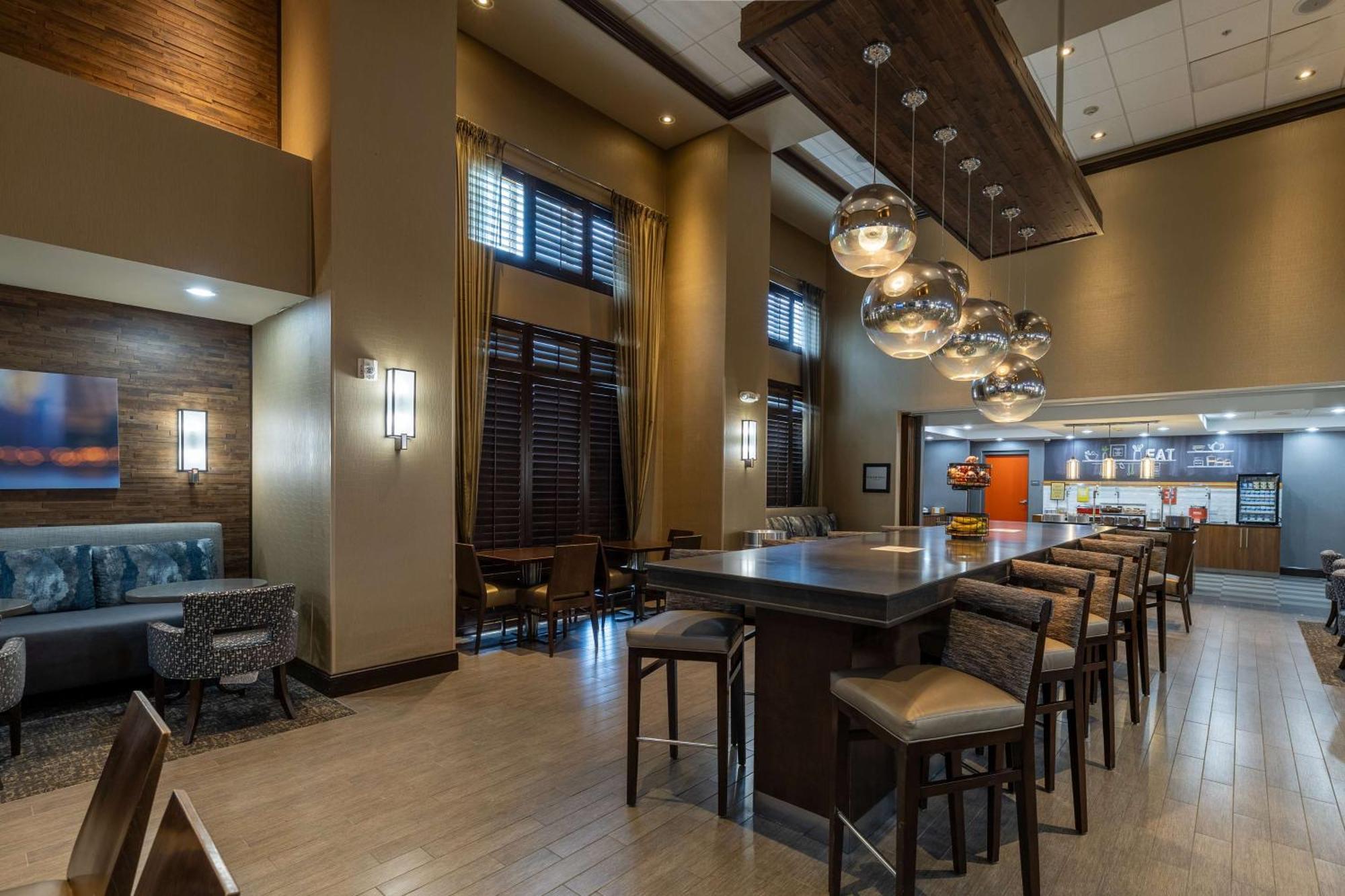 Hampton Inn & Suites Greensboro/Coliseum Area Buitenkant foto